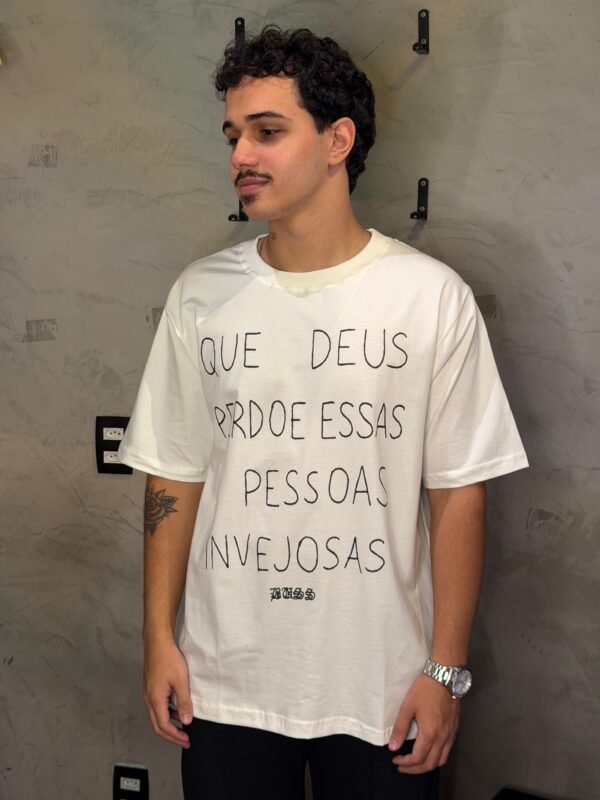 CAMISETA BUSSFLY QUE DEUS PERDOE ESSAS PESSOAS INVEJOSAS OFF WHITE