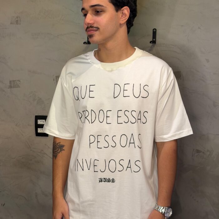 CAMISETA BUSSFLY QUE DEUS PERDOE ESSAS PESSOAS INVEJOSAS OFF WHITE