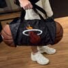 6d744f88-dcb2-4a6e-b111-45c8565ee62d Bolsa Mala Basquete NBA ( Miami)