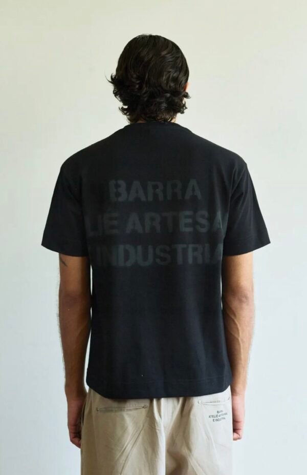 CAMISETA BARRA CREW "ATELIÊ ARTESANAL E INDUSTRIAL" PRETA