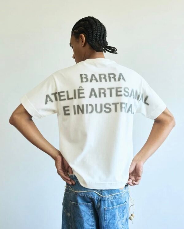 CAMISETA BARRA CREW "ATELIÊ ARTESANAL E INDUSTRIAL" OFF WHITE