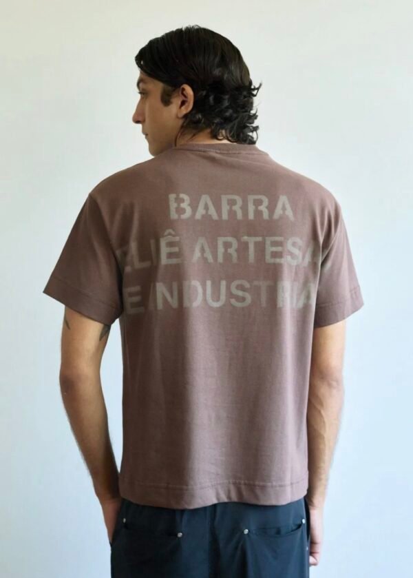 Screenshot CAMISETA BARRA CREW "ATELIÊ ARTESANAL E INDUSTRIAL" MARROM